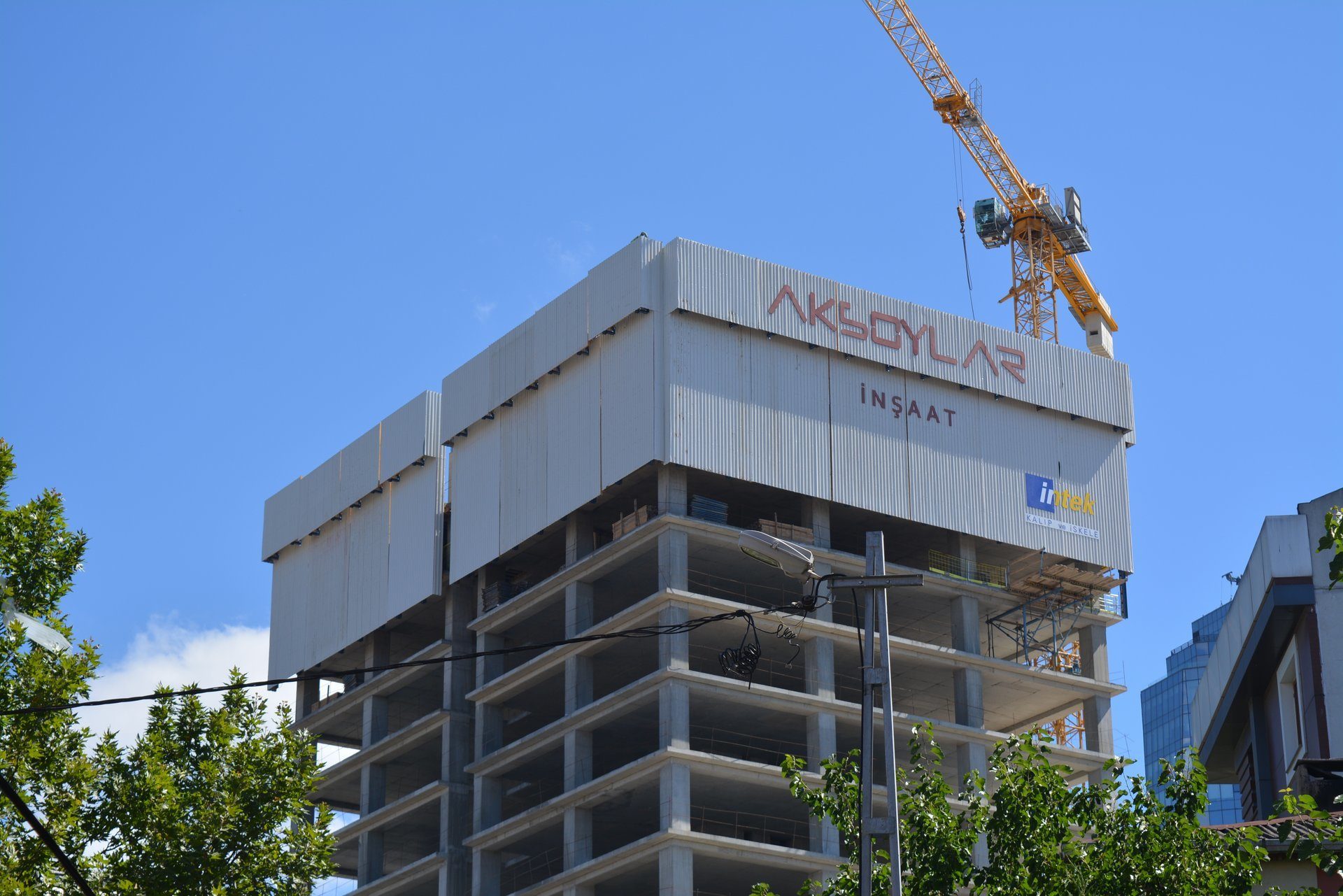 Tower block, Urban design, Composite material, Sky, Building, Daytime, Skyscraper, Condominium, Tree, Neighbourhood