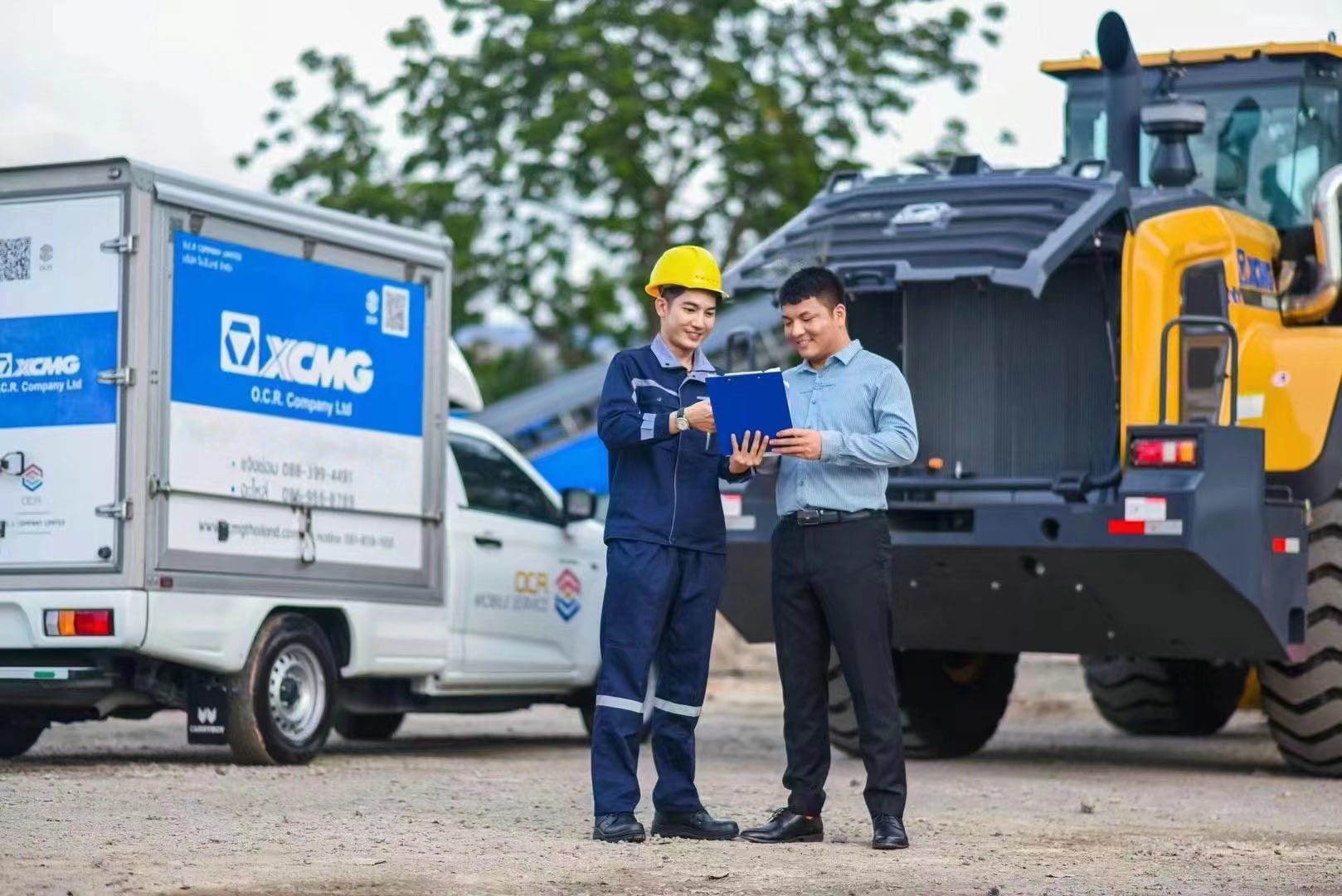 Mode of transport, Land vehicle, Automotive tire, Wheel, Sky, Asphalt, Workwear