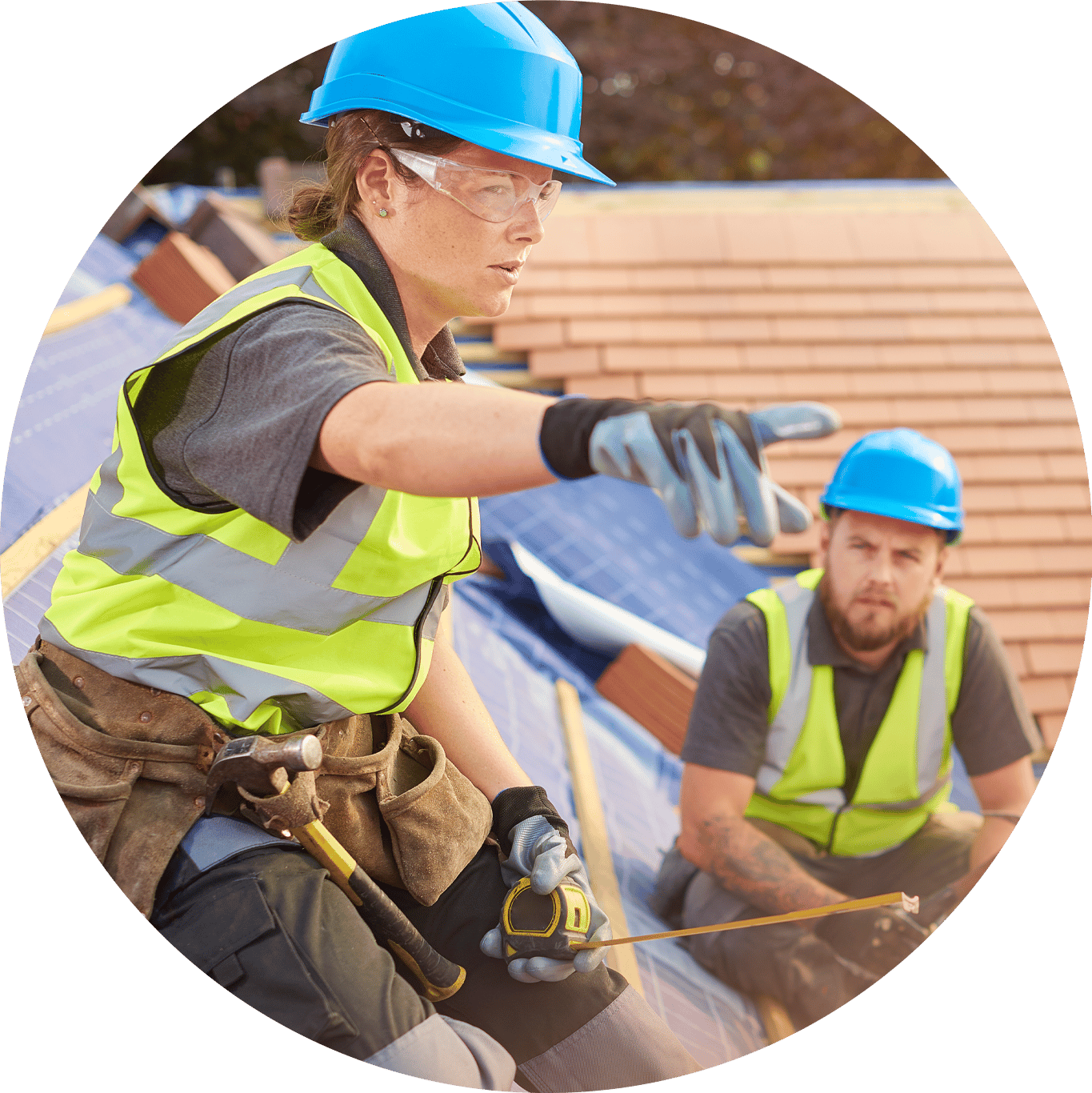 Circular crop of an image of a female contrator on a roof training a male contractor.