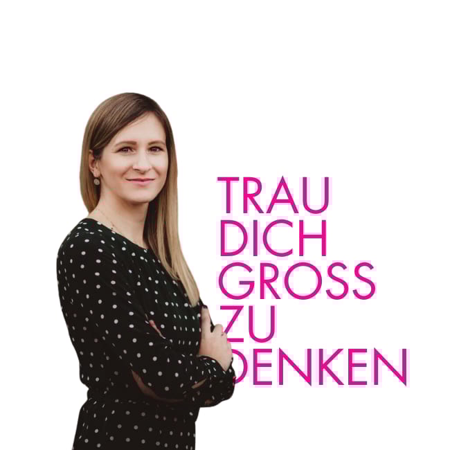 Smiling woman, arms crossed, next to pink text "TRAU DICH GROSS ZU DENKEN".