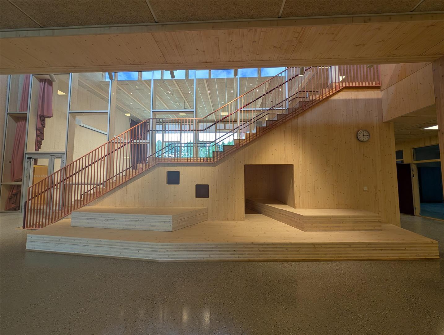Hokksund skole: massivtre amfi