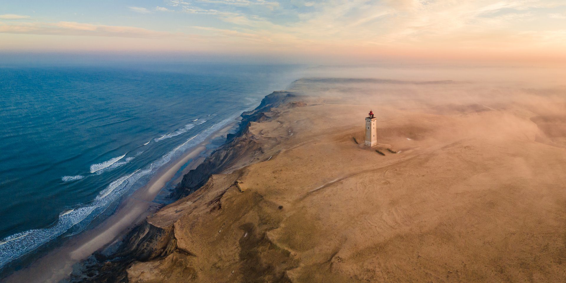 Coastal and oceanic landforms, Body of water, Cloud, Sky, Beach, Terrain