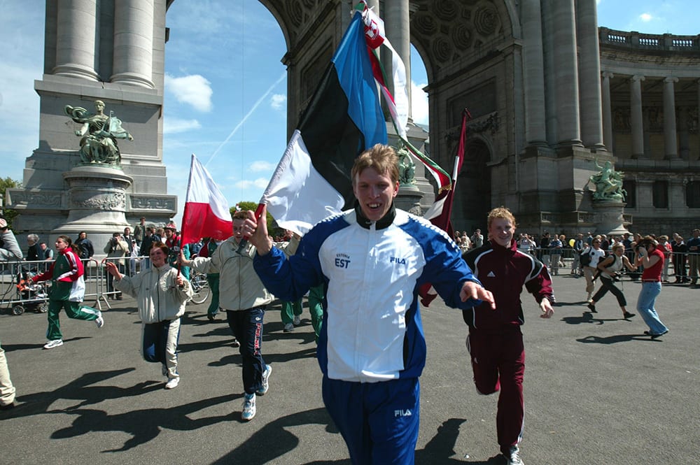 Footwear, Trousers, Daytime, Sky, Cloud, Flag, Gesture