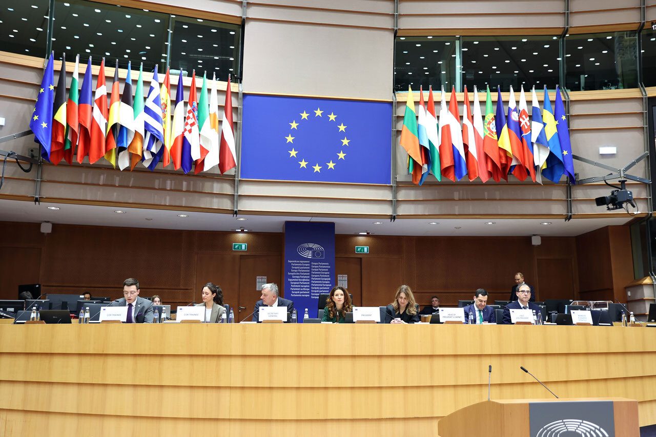 Electronic device, Conference hall, Furniture, Chair, Suit, Desk, Audience, Auditorium
