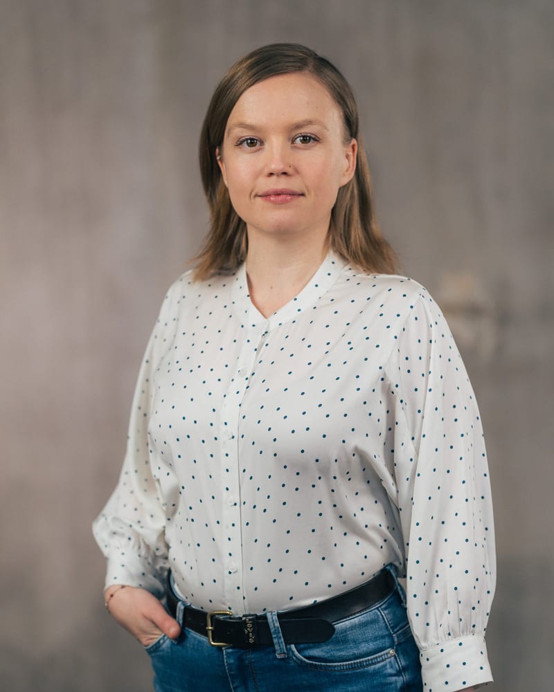 Dress shirt, Flash photography, Hair, Face, Head, Jeans, Shoulder, Neck, Sleeve, Waist