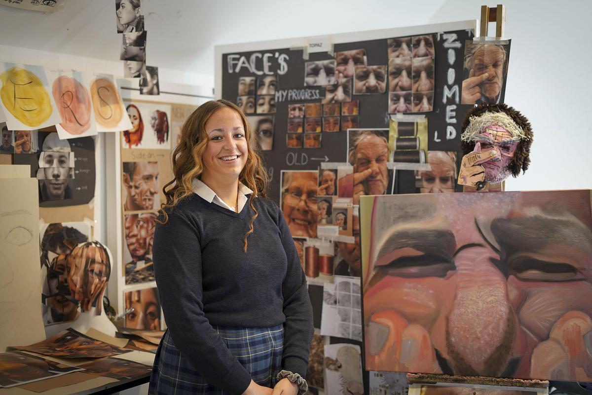 Brown hair, Smile, Exhibition