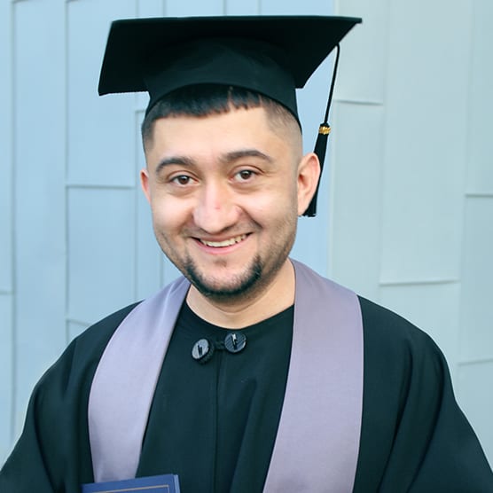 Hair, Smile, Chin, Hairstyle, Eyebrow, White, Neck, Mortarboard, Sleeve, Collar