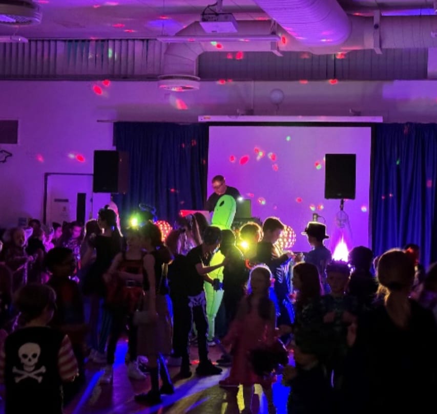 Function hall, Purple, Fashion, Entertainment, Music, Violet, Pink, Fun, Magenta