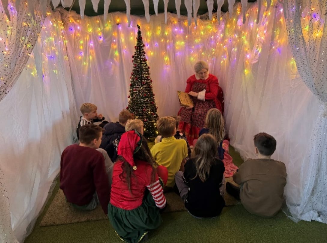 Social group, Plant, Decoration, Temple, Interaction, Leisure, Community