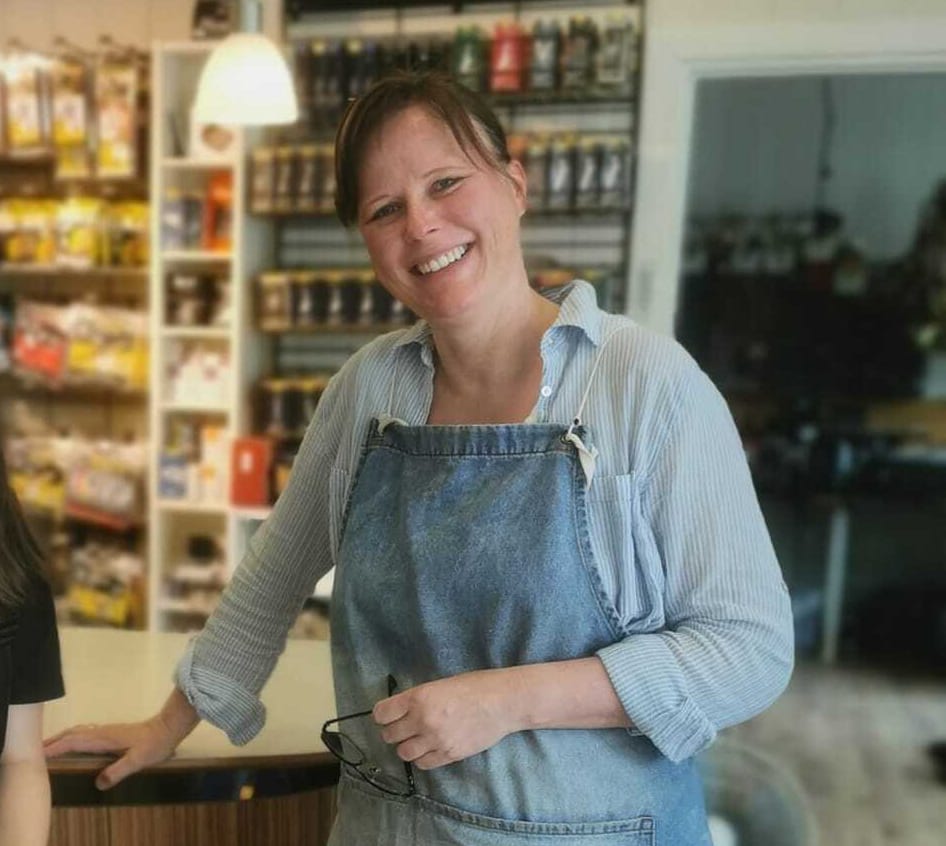 Gro Hinna smiler bak disken