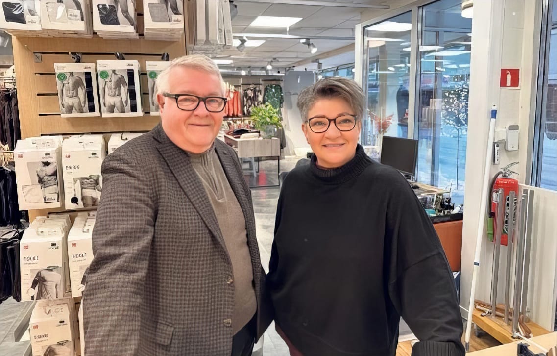 Vision care, Automotive design, Glasses, Smile, Eyewear, Sleeve, Customer