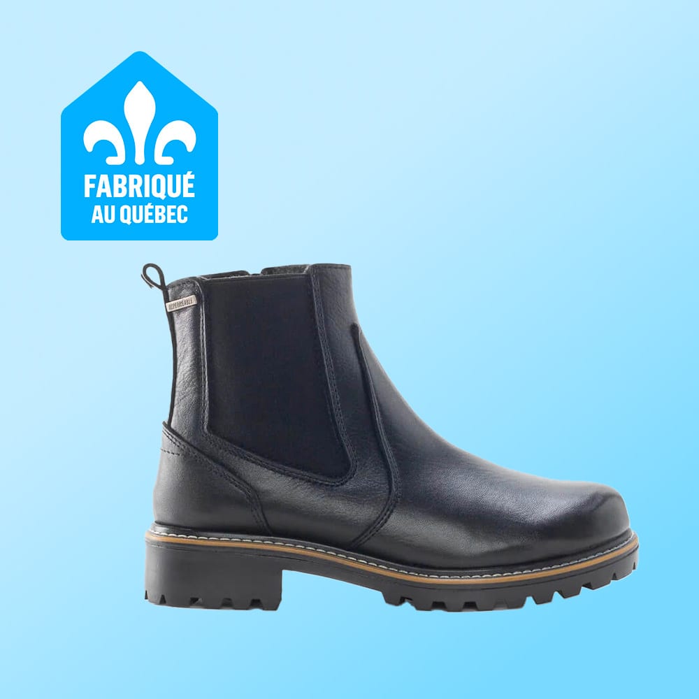 Black leather Chelsea boot on blue background with "Fabriqué au Québec" logo.