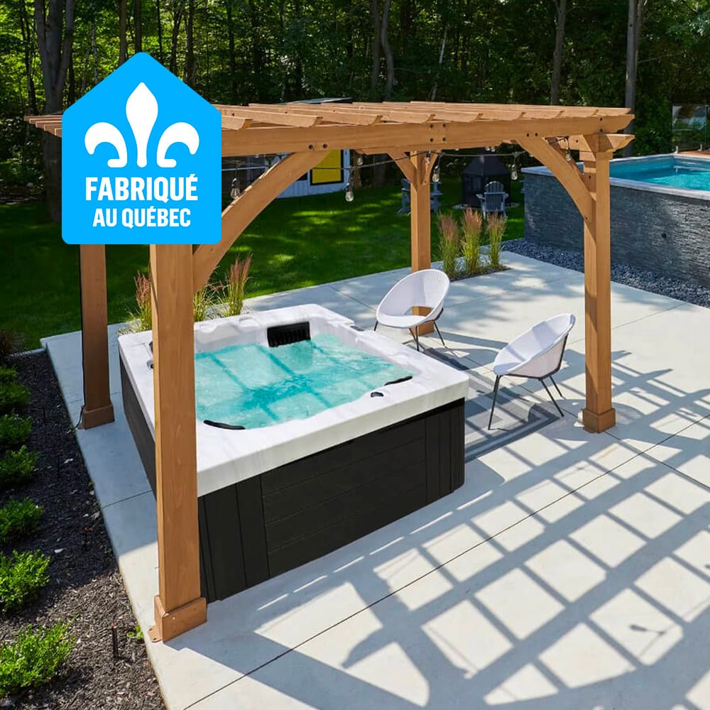 Québec-made hot tub under a wooden pergola on a patio.