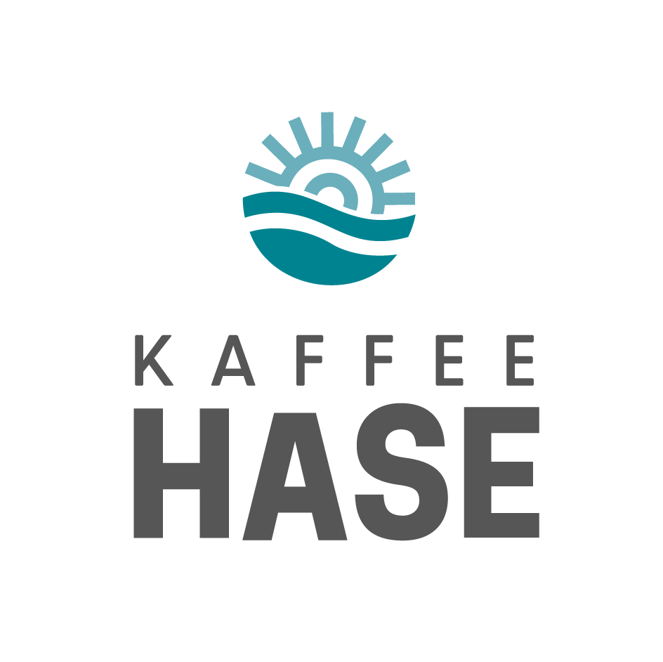 Logo of a sun over waves, with "KAFFEE HASE" text below on a dark green background.
