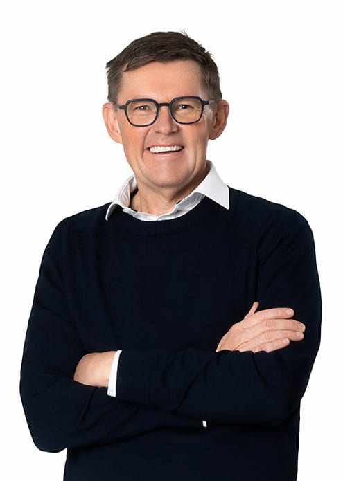 Vision Care, Eyewear, Glasses, Sleeve, Smile, Forehead, Happiness, Shoulder, Collar, Neck