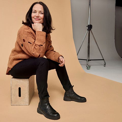 Face, Smile, Shoe, Leg, Sleeve, Knee, Thigh, Collar