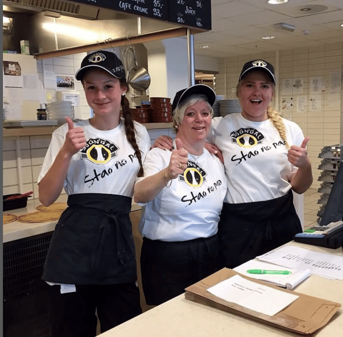 Baseball cap, Smile, Table, Sleeve, Apron, T-shirt