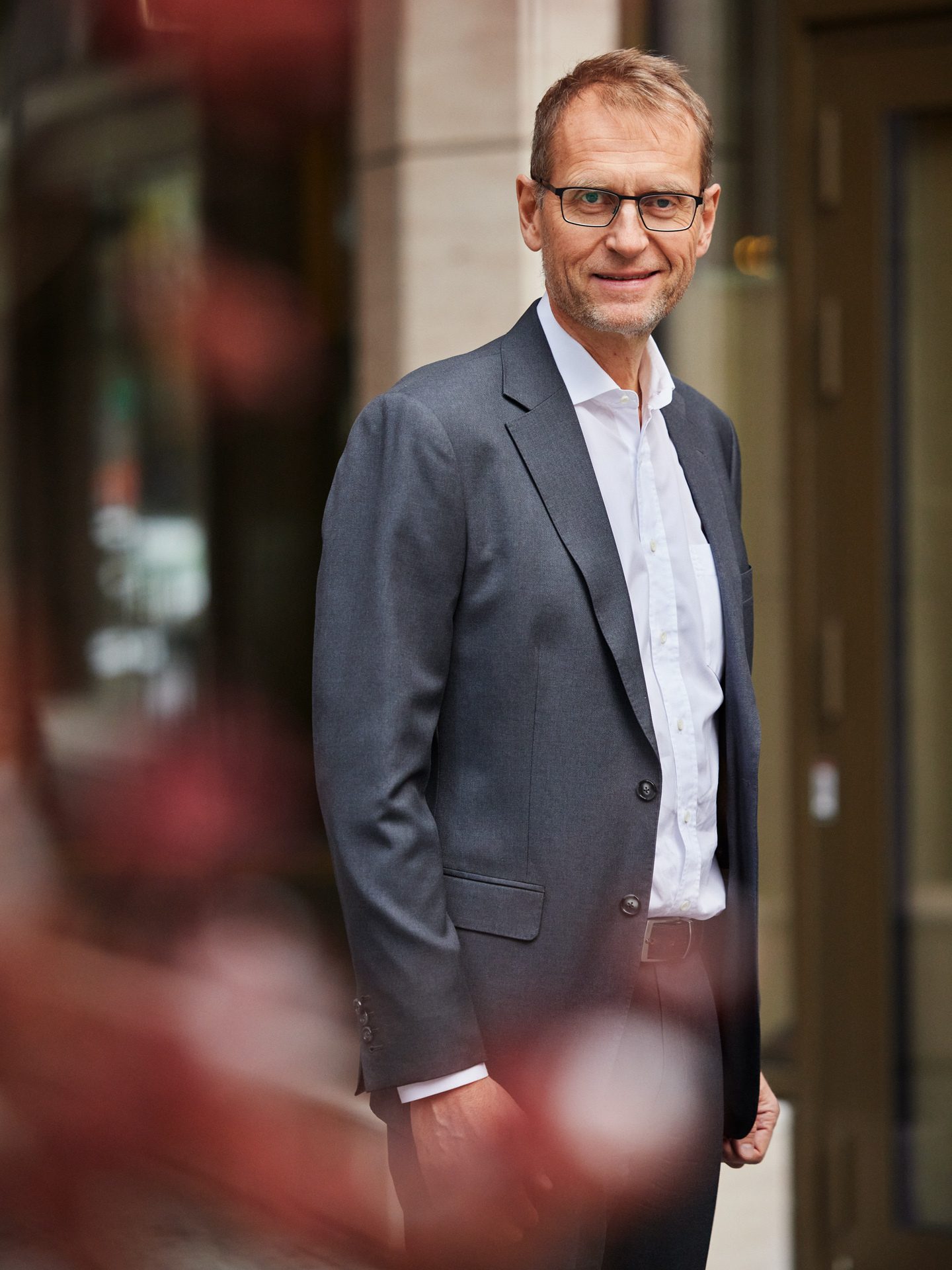 Suit trousers, Dress shirt, Glasses, Sleeve, Grey, Collar, Smile