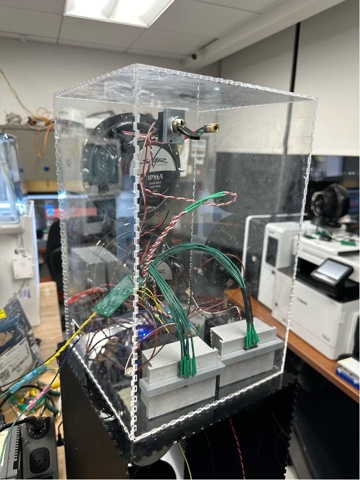 Electronic device, Electrical wiring, Computer hardware, Electronics, Technology, Wire, Engineering, Machine