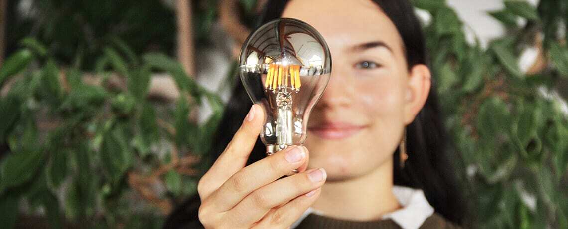 Incandescent light bulb