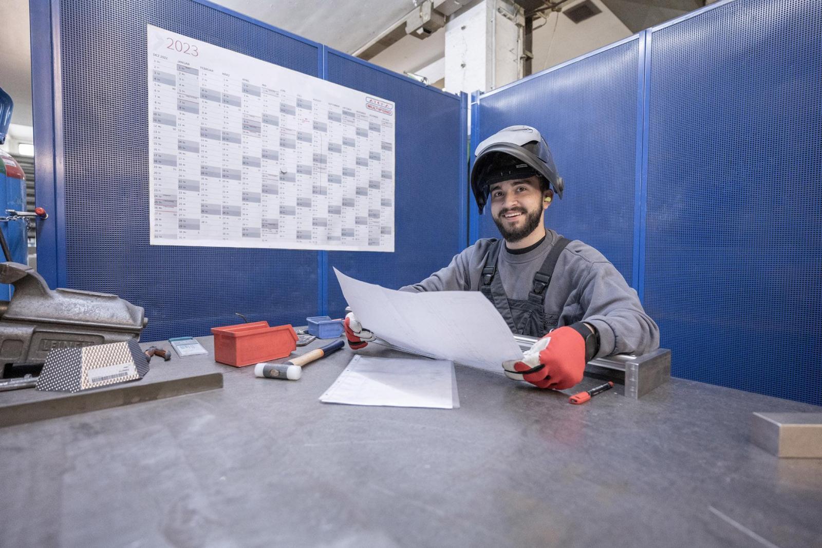 Personal protective equipment, Hard hat, Blue-collar worker, Composite material, Clothing, Headgear, Workwear, Helmet, Engineer, Job