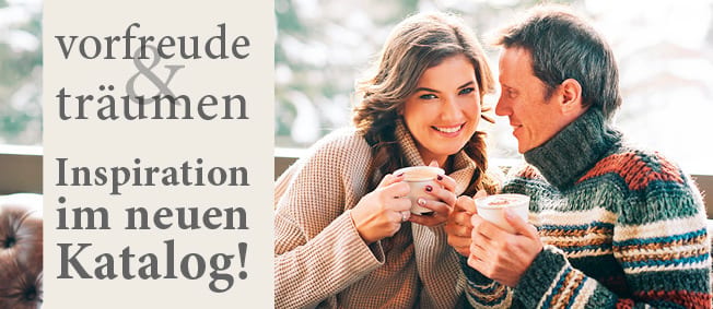 A smiling couple in warm sweaters enjoys coffee outdoors, looking at each other, with German text on the left.