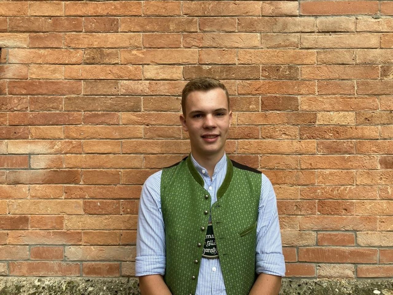 Facial expression, Sweater vest, Sleeve, Collar, Smile, Neck, Happiness, Button