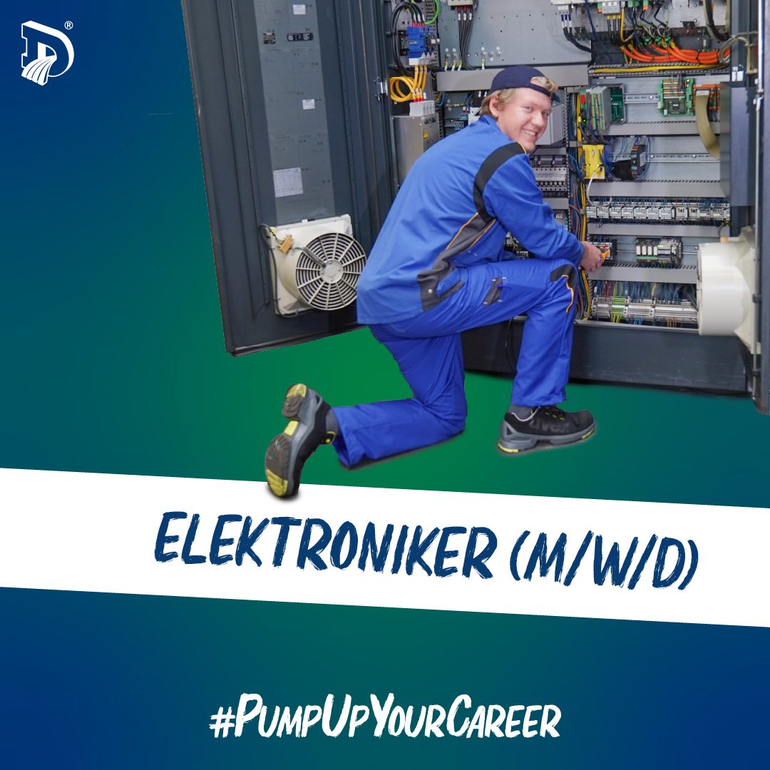 Smiling electrician in blue overalls works on an electrical cabinet. Text: ELEKTRONIKER (M/W/D).