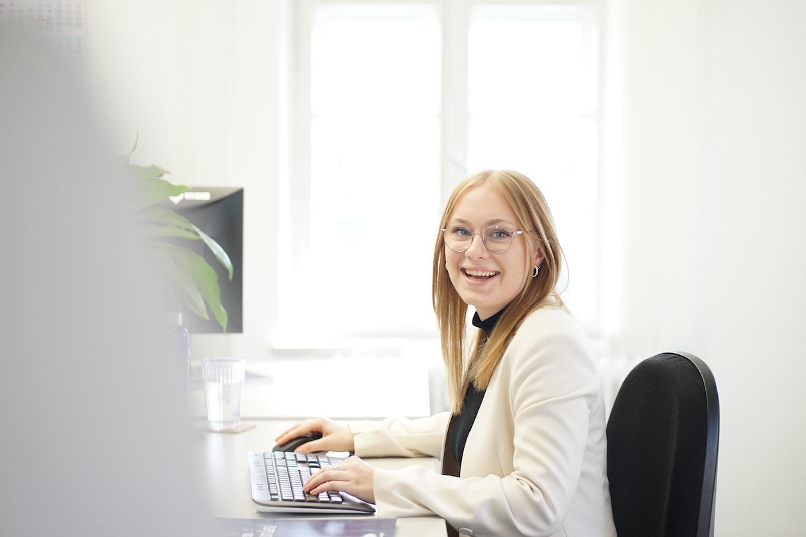 Electronic device, Office Equipment, Personal computer, Facial expression, Smile, Desk, Peripheral