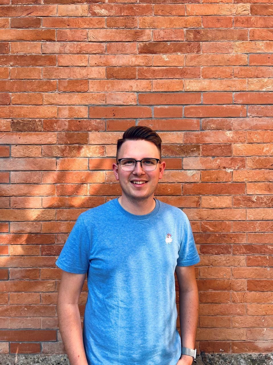 Vision Care, Sleeve, Eyewear, Wall, Shoulder, Brick, Brickwork, T-shirt, Neck, Standing