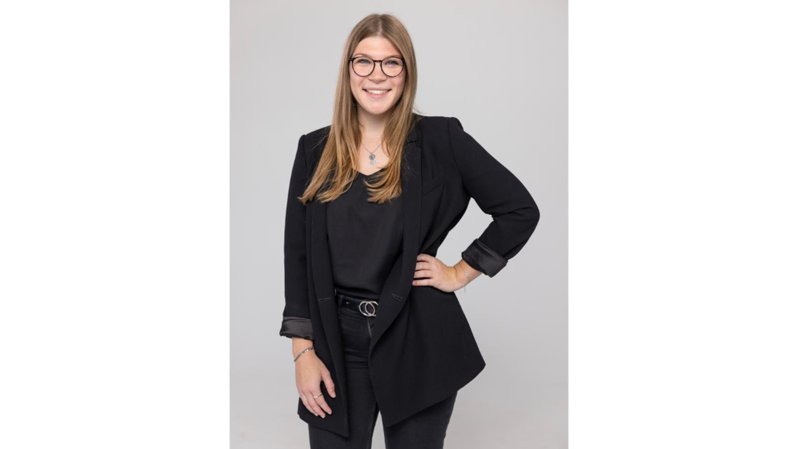Vision Care, Formal wear, Eyewear, Sleeve, Glasses, Shoulder, Smile, Collar, Blazer, Fashion
