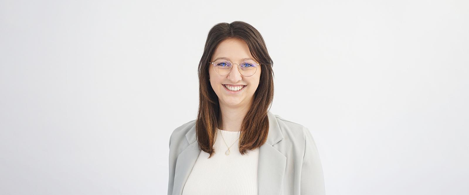 Vision Care, Eyewear, Glasses, Eyebrow, Forehead, Skin, Shoulder, Smile, Jaw, Neck
