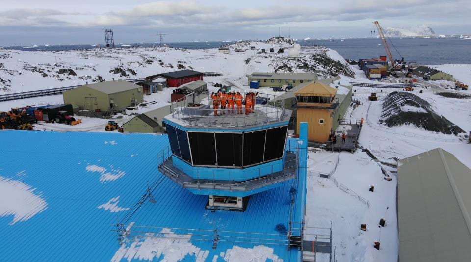 Naval architecture, Snow, Vehicle, Building, Sky, Cloud