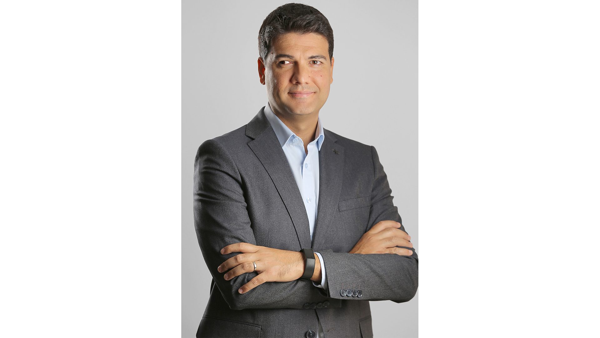 Dress shirt, Smile, Neck, Sleeve, Gesture, Collar