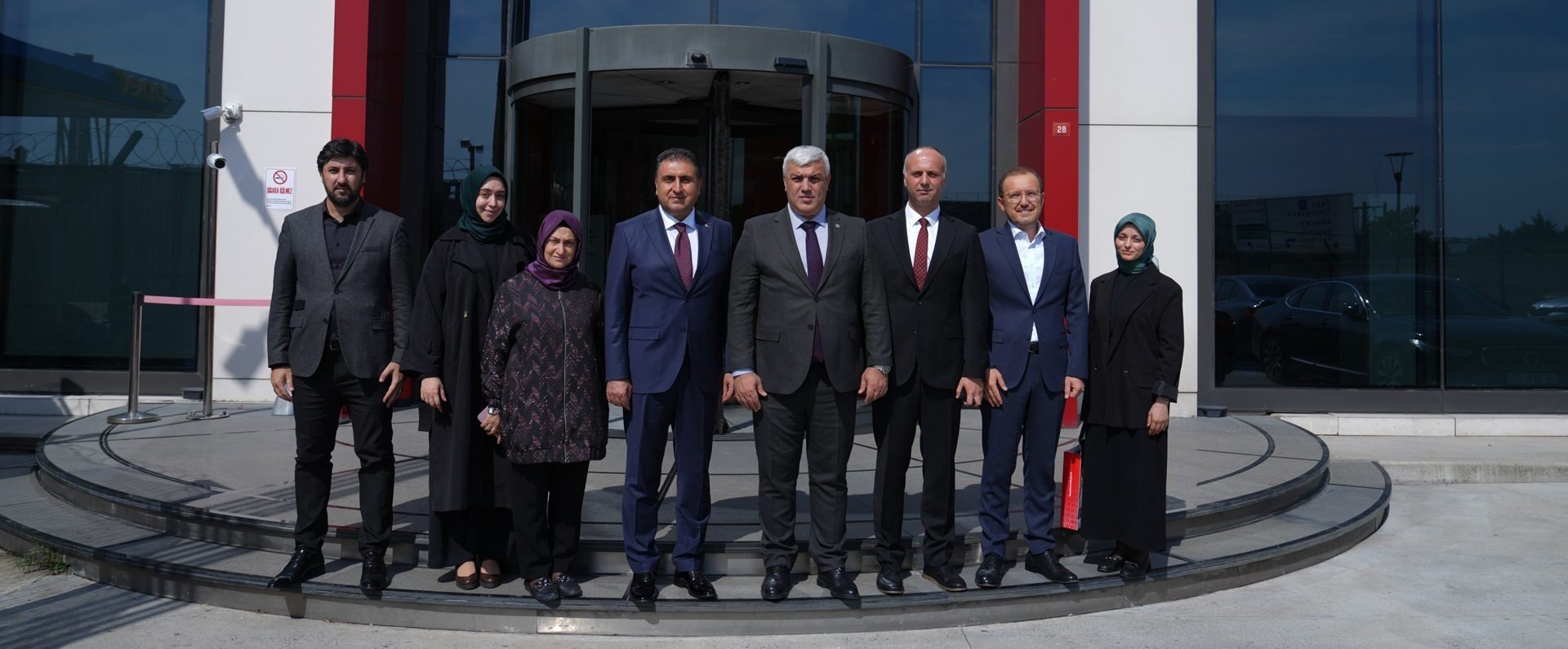 Suit trousers, Footwear, Smile, Collar