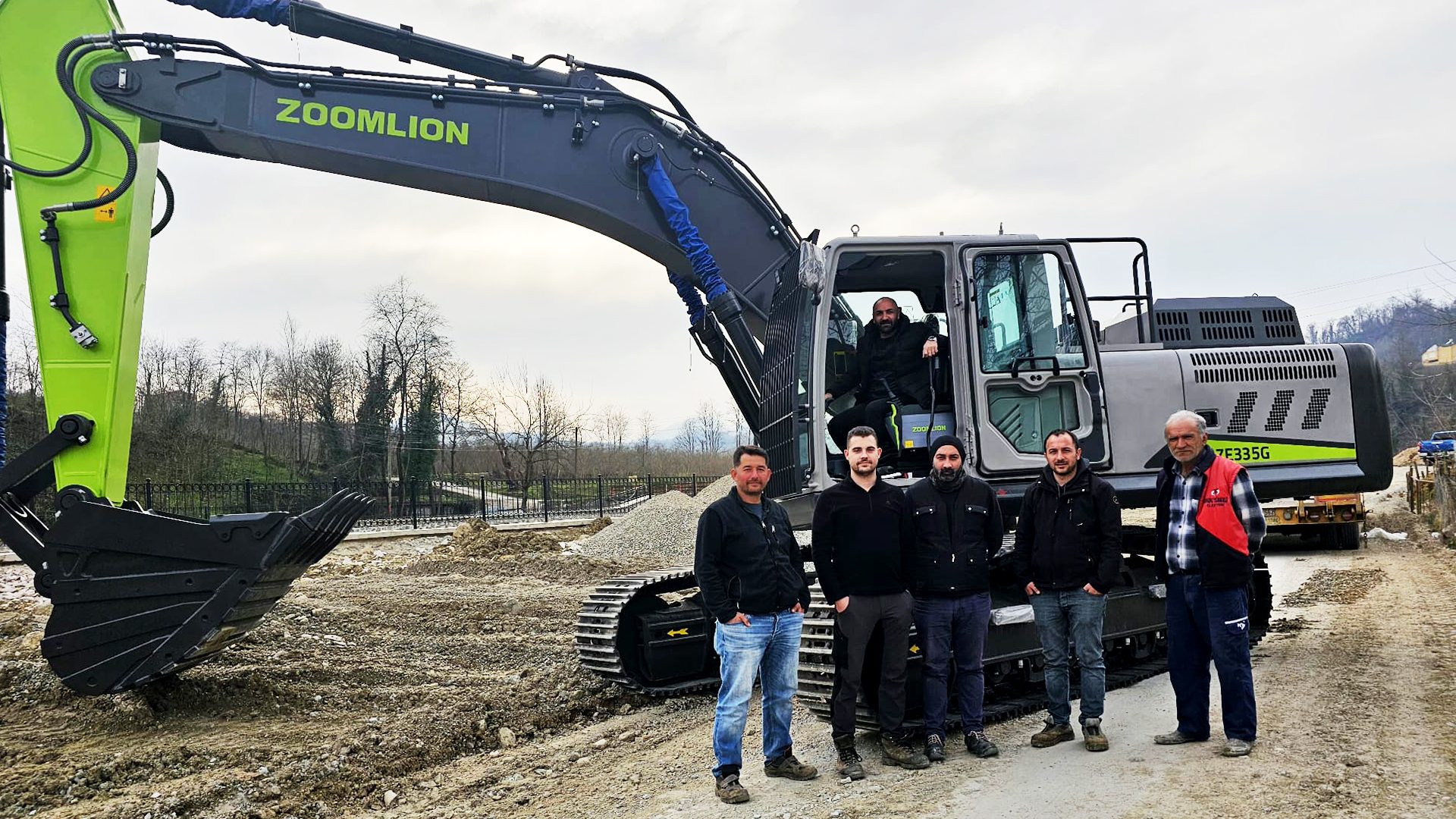 Men and a large Zoomlion excavator on a construction site.