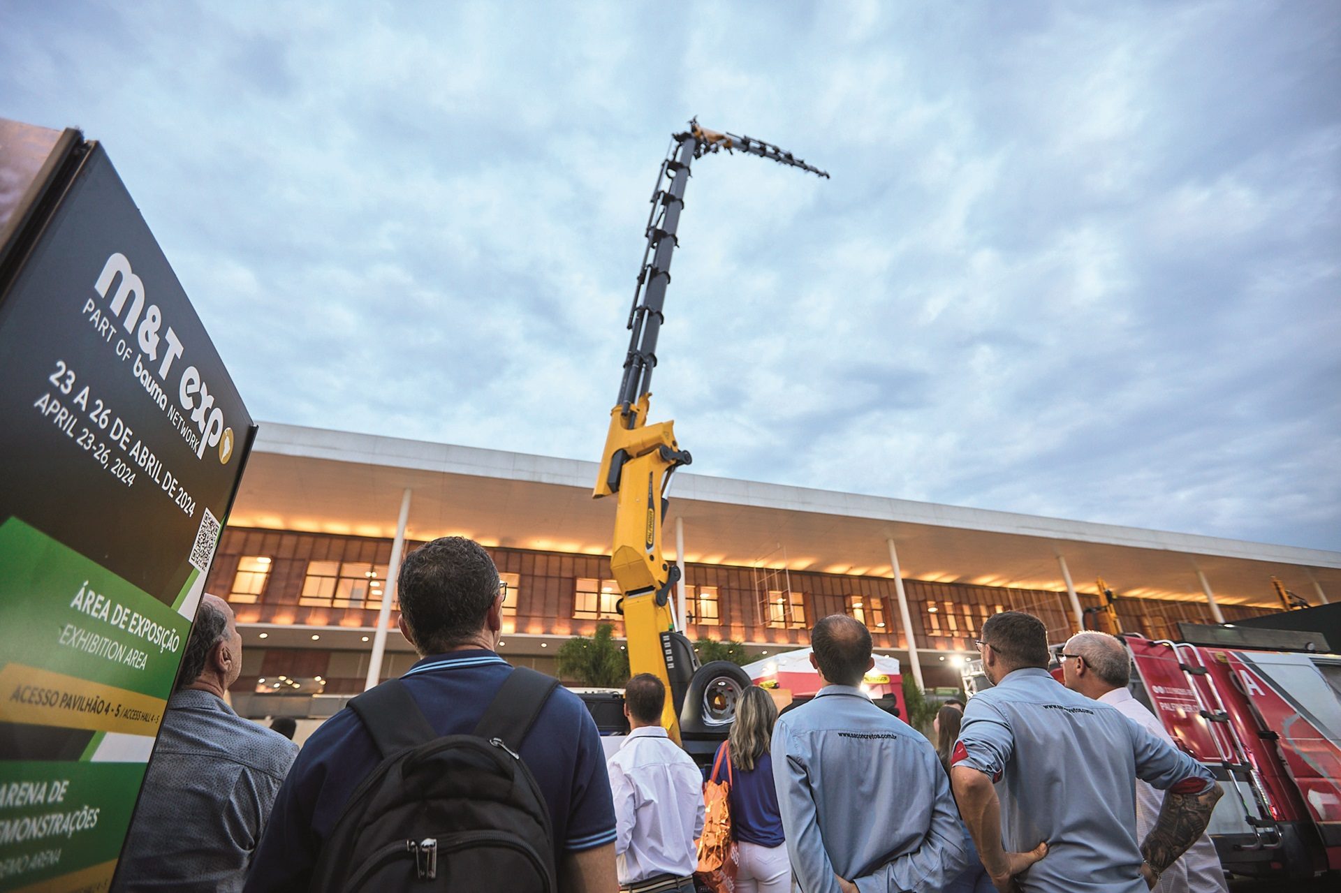 Cloud, Sky, Outerwear, Shirt, Lighting, T-shirt