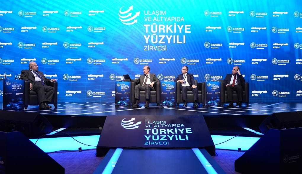 Electronic device, White-collar worker, Event, Suit, Spokesperson, Logo, Coat, Microphone, Technology, Speech