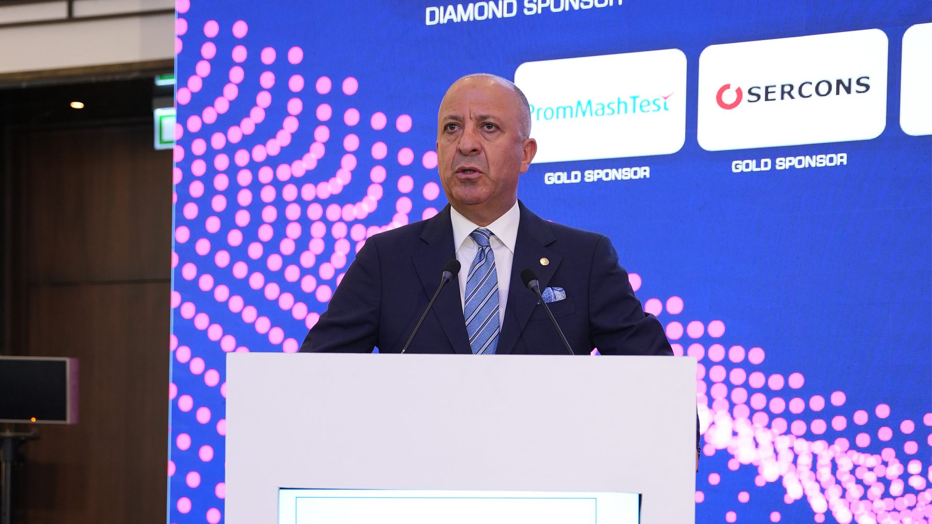 Product, World, Coat, Tie, Podium, Suit, Spokesperson