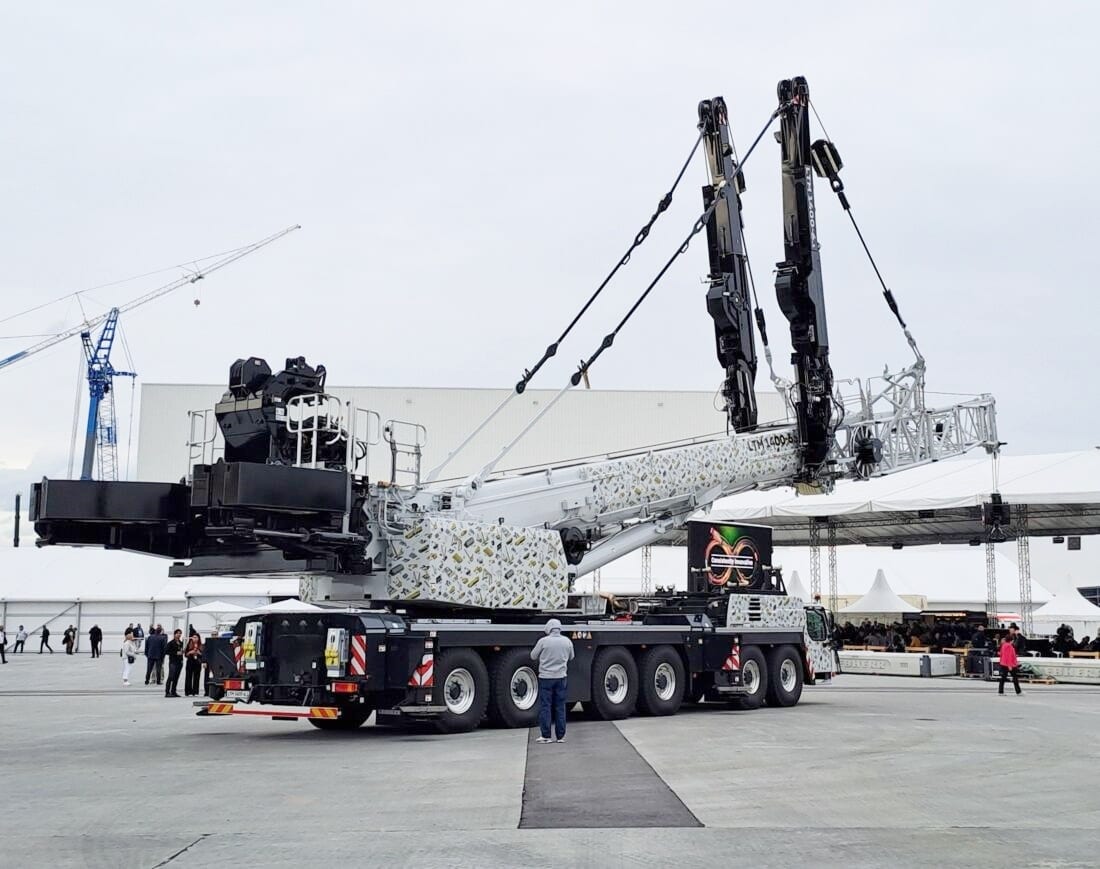 Mode of transport, Sky, Wheel, Tire, Vehicle, Truck, Asphalt, Crane