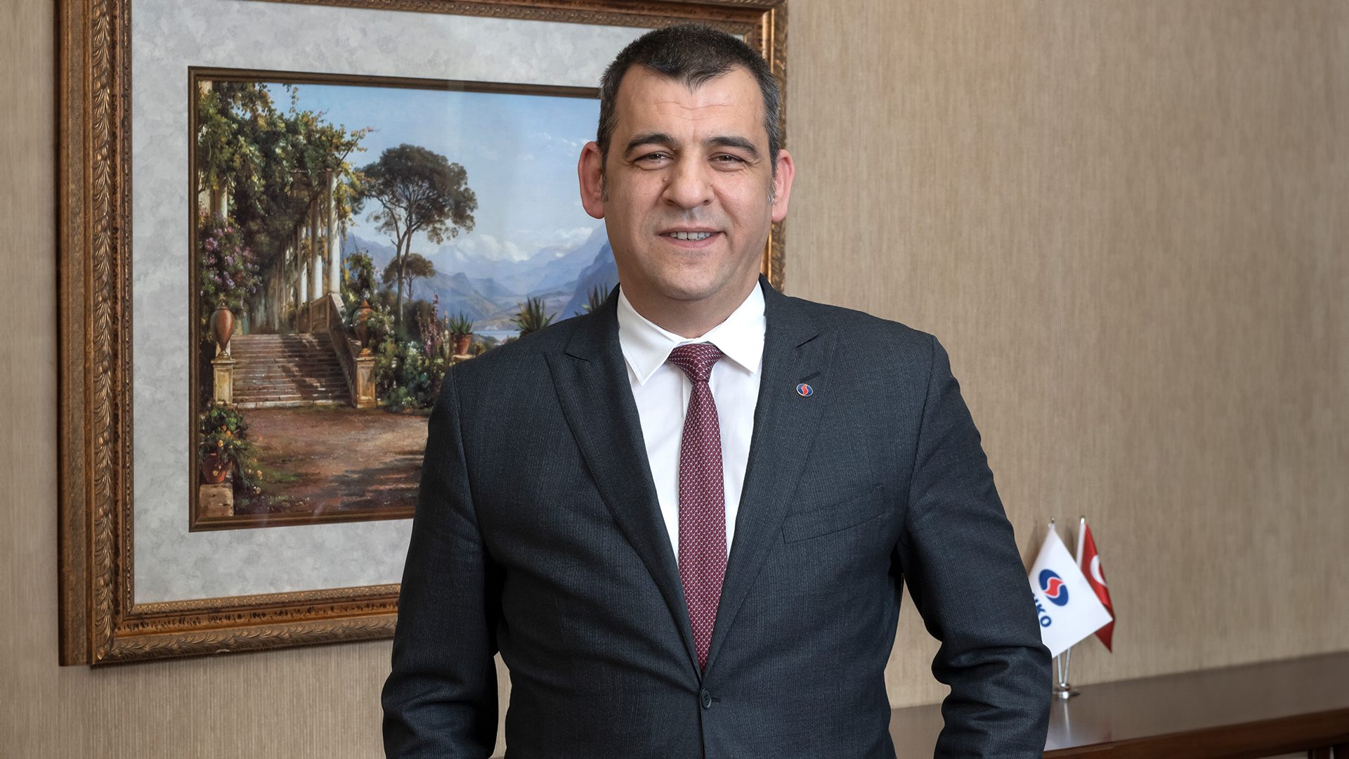 Dress shirt, Plant, Tie, Human, Sleeve, Gesture, Collar, Smile