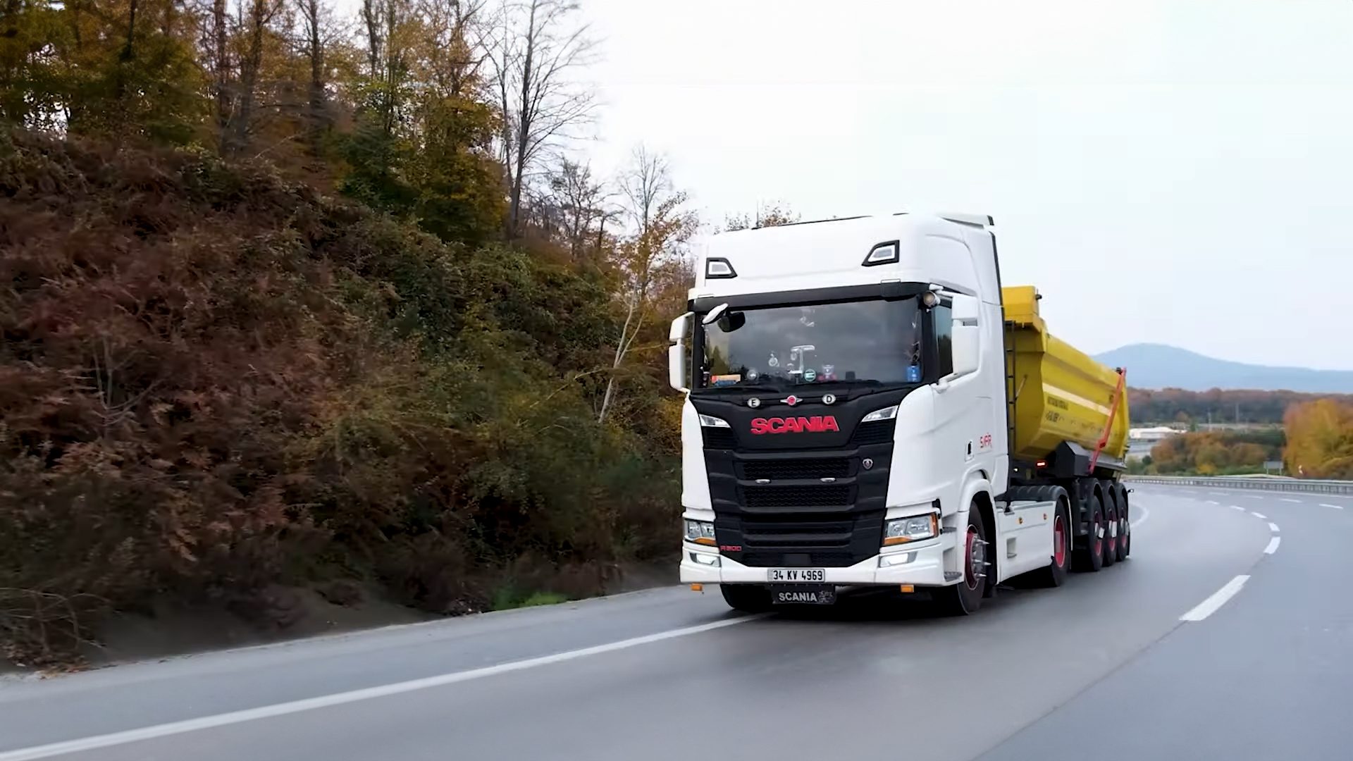 Mode of transport, Land vehicle, Automotive Exterior, Truck, Asphalt