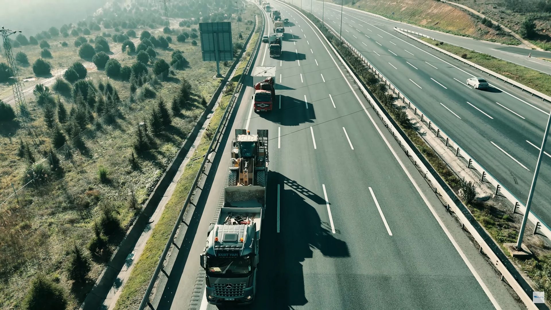 Mode of transport, Land vehicle, Road surface, Controlled-access highway, Truck