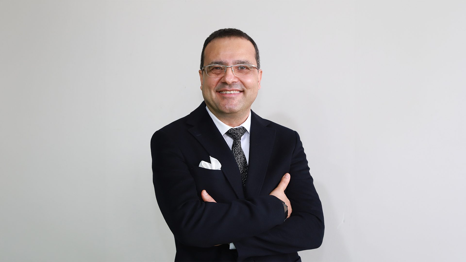 Vision Care, Eyewear, Clothing, Chin, Glasses, Head, Eyebrow, Sleeve, Forehead, Collar