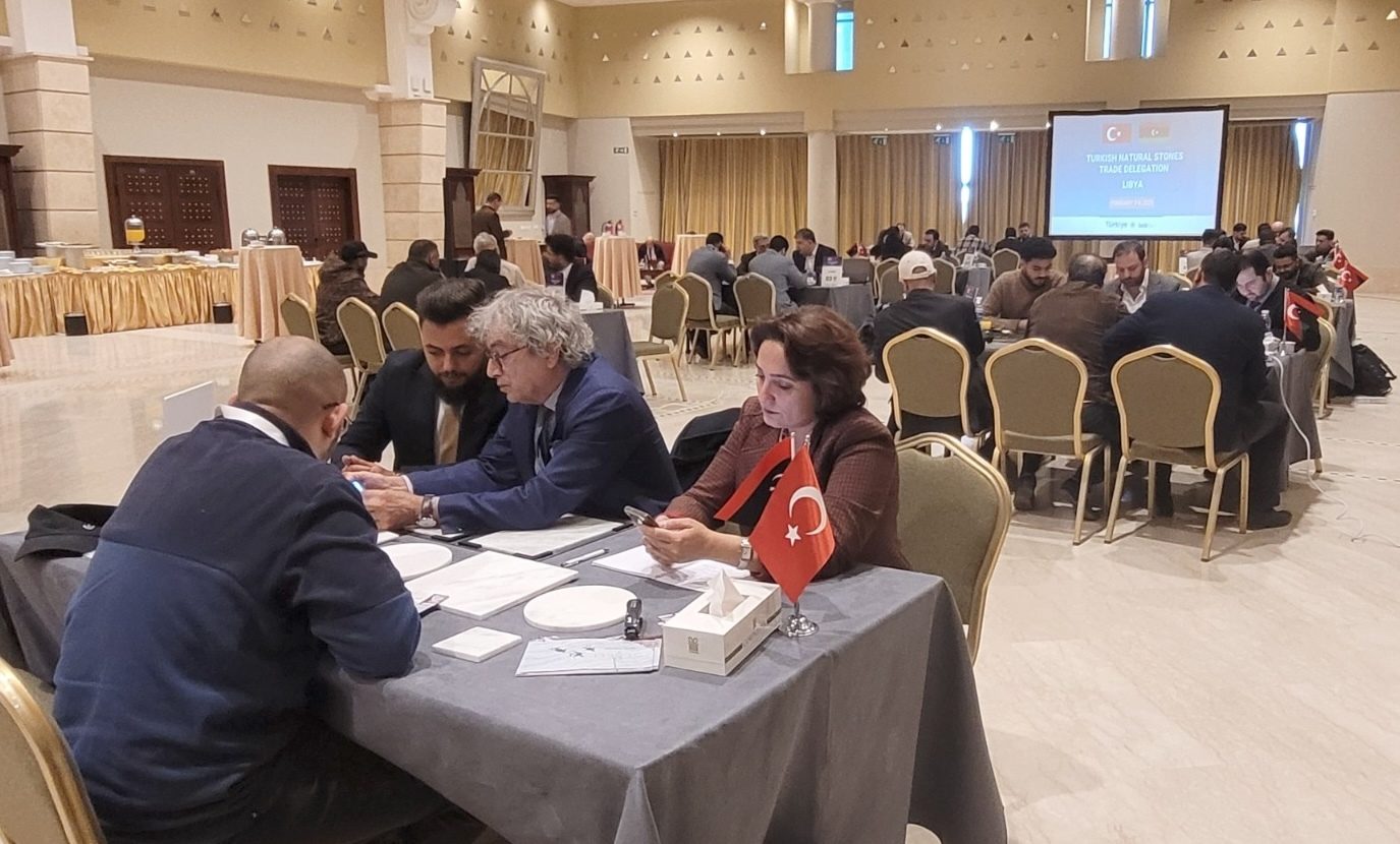 Interior design, Furniture, Event, Chair, Hall, Table, Suit, Coat, Crowd, Tablecloth