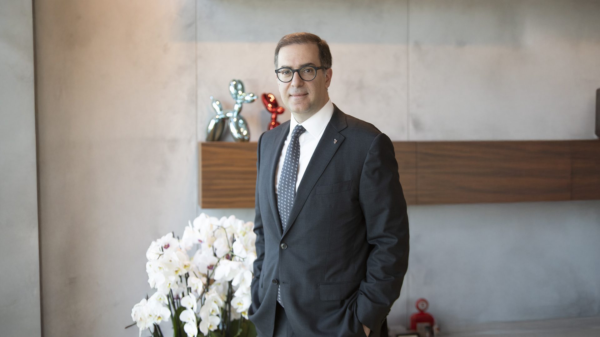 Formal wear, Vision Care, Interior design, Eyewear, Glasses, Standing, Blazer, Suit, Collar, Coat