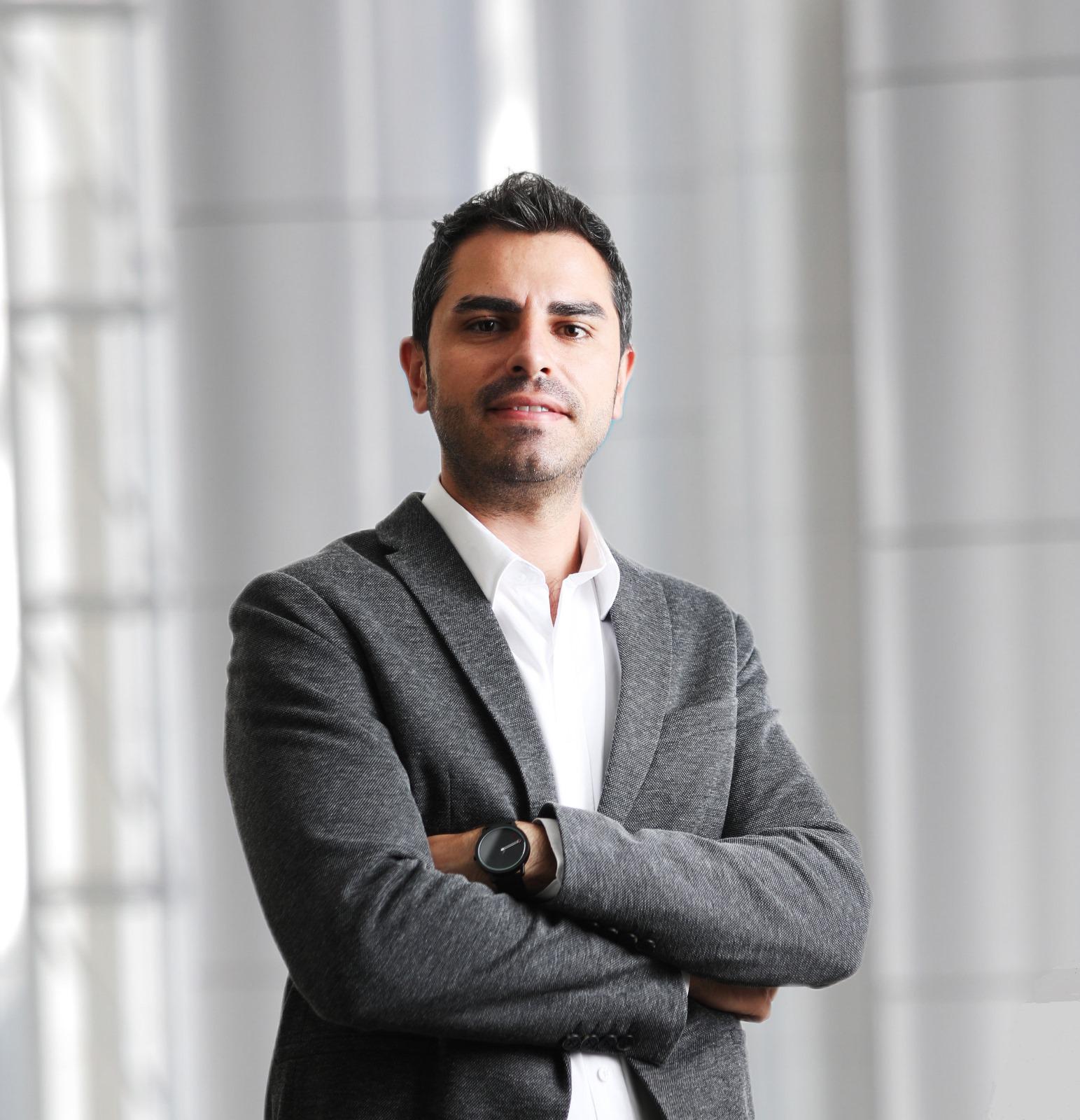 Dress shirt, Flash photography, Forehead, Chin, Neck, Sleeve, Beard, Gesture, Grey, Collar