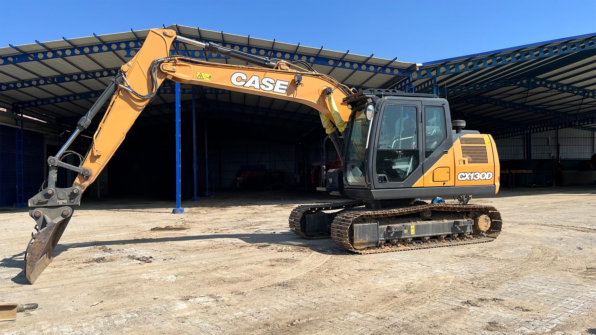 Road surface, Composite material, Sky, Asphalt, Vehicle