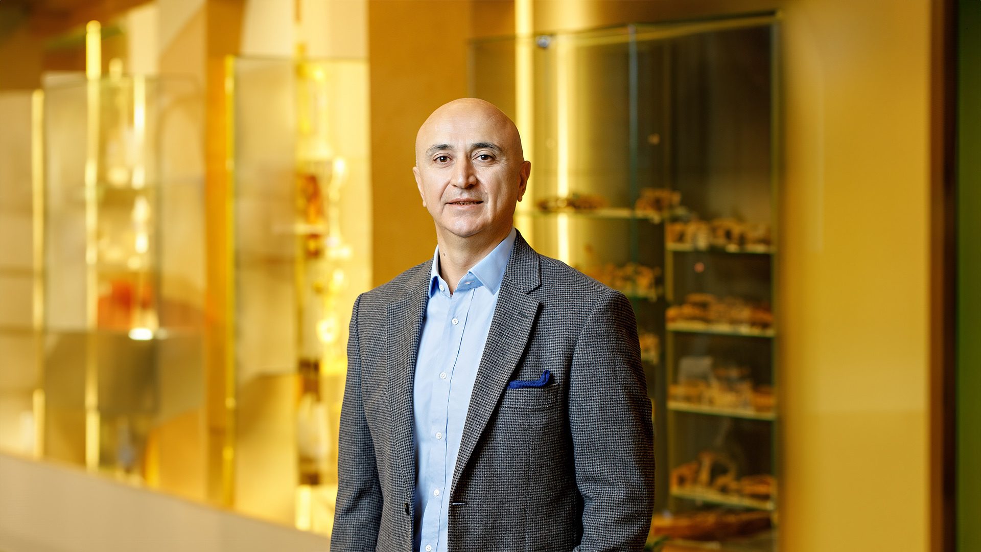 Facial expression, Formal wear, White-collar worker, Dress shirt, Smile, Collar, Coat, Blazer, Suit