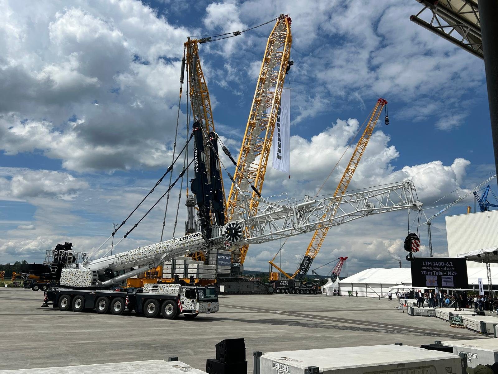 Cloud, Sky, Vehicle, Wheel, Tire, Crane, Asphalt